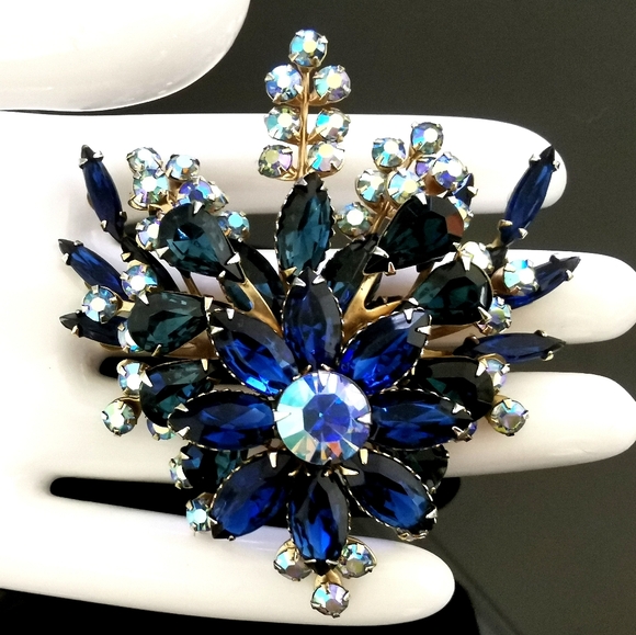 Judy Lee Vintage Blue Rhinestone Brooch and Earring Set - Picture 2 of 10